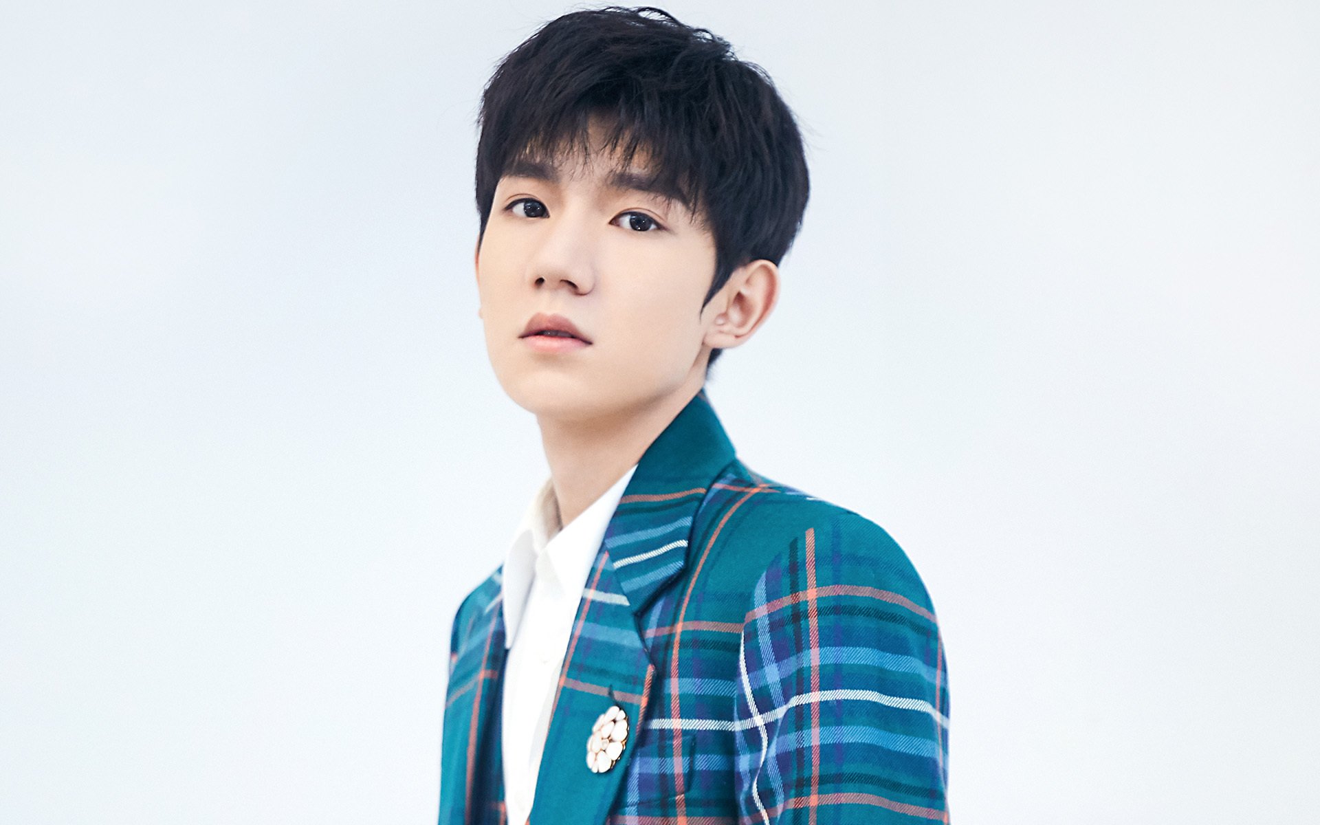 尼古拉·西尔维斯特里在男子撑杆跳中获得银牌,尼古拉维奇拳击