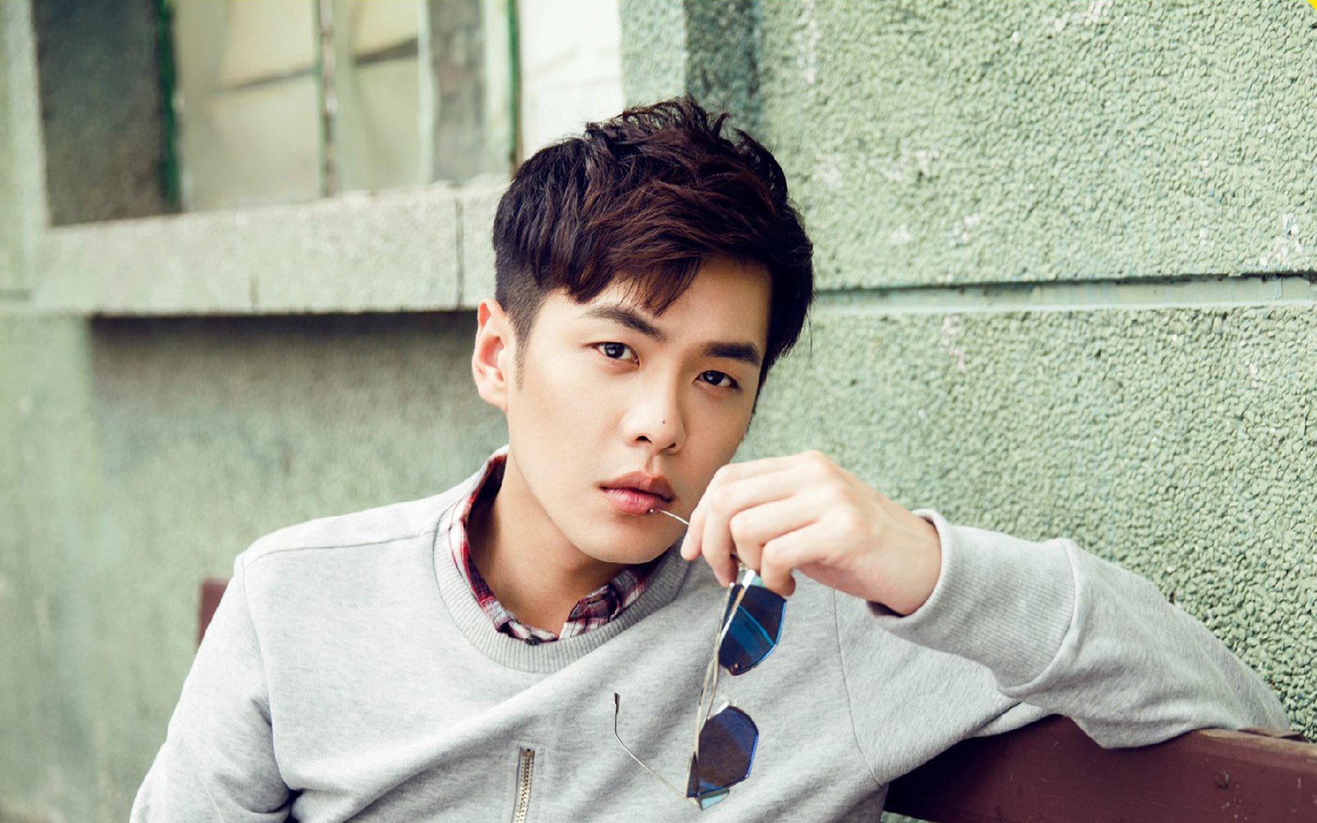 “新加坡游泳赛场：泳者挑战自我，争夺荣誉”