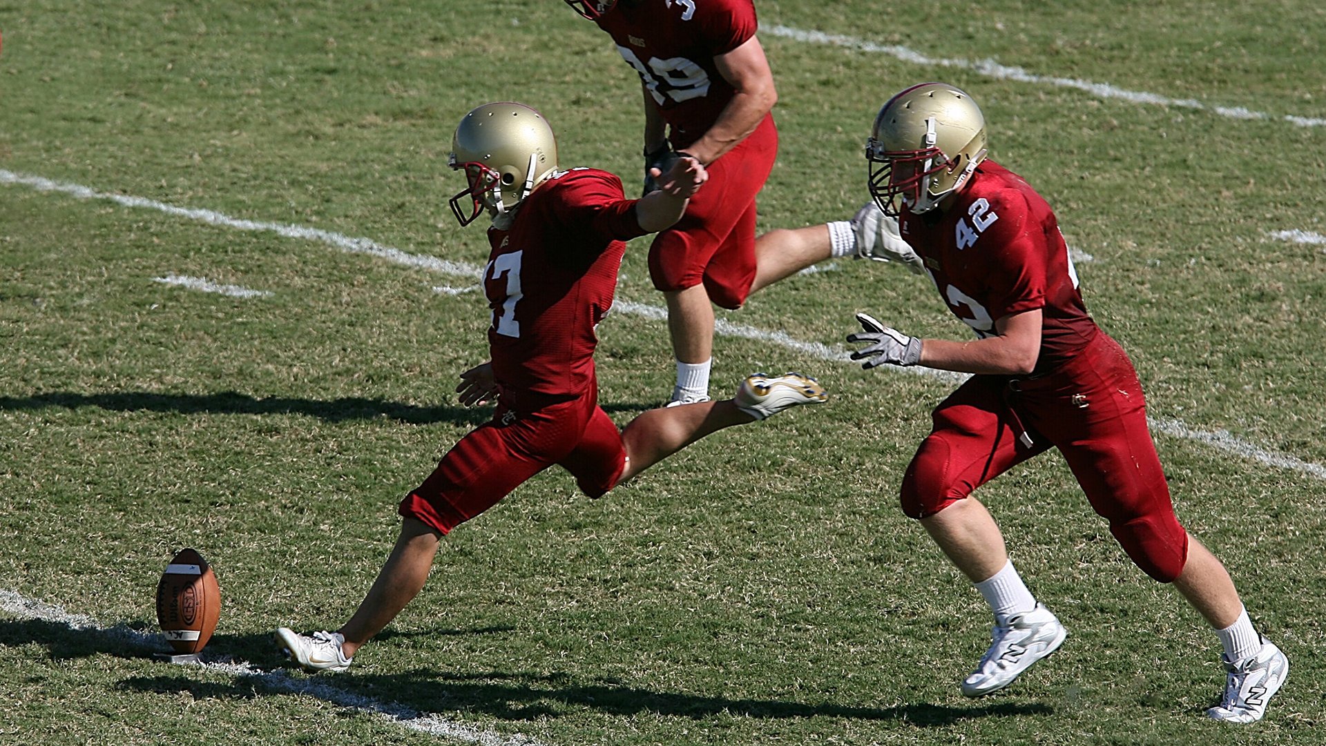 国足长传与短传比赛控制能力对比，足球长传球视频